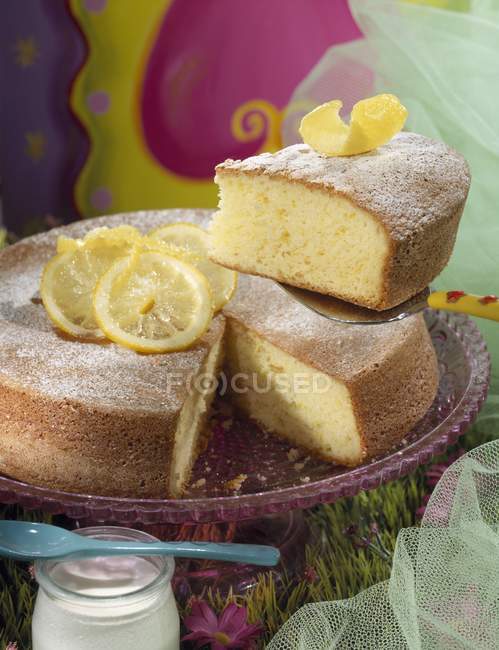 Pastel de yogur decorado con rodajas de limón - foto de stock