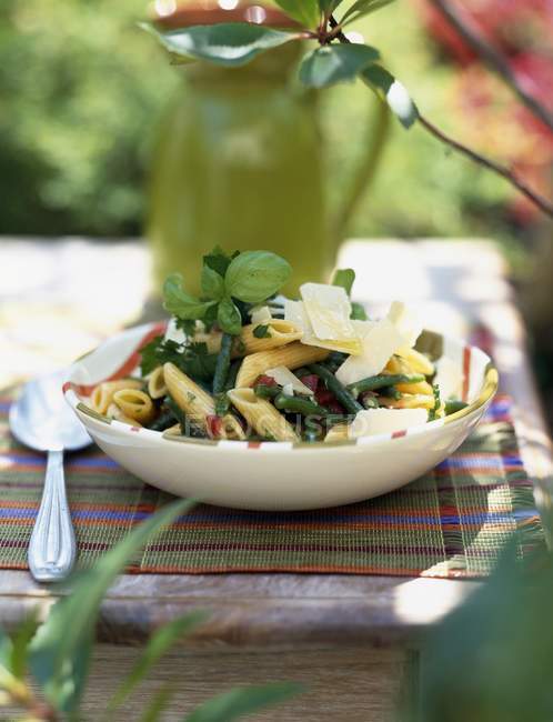 Salade de pâtes penne, haricots et tomates — Photo de stock