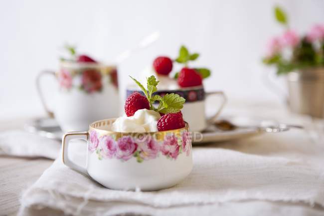 Elder-flower ice cream with raspberries — Stock Photo