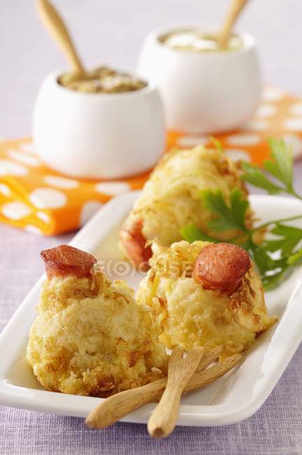 Salchichas y chucrut tempuras - foto de stock
