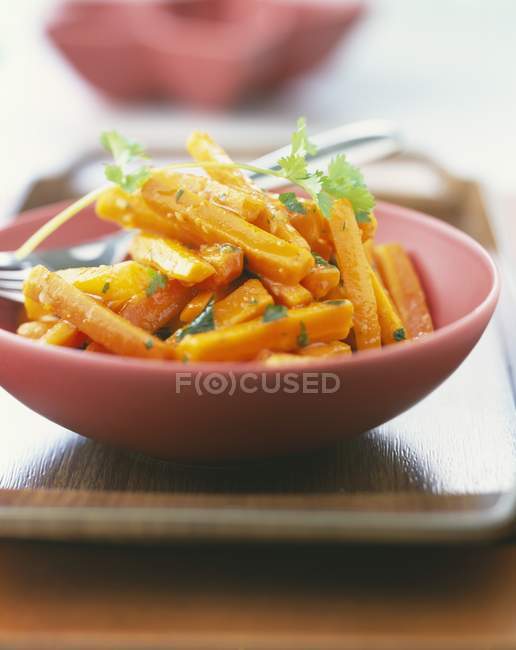 Glasierte Karotten mit Koriander — Stockfoto