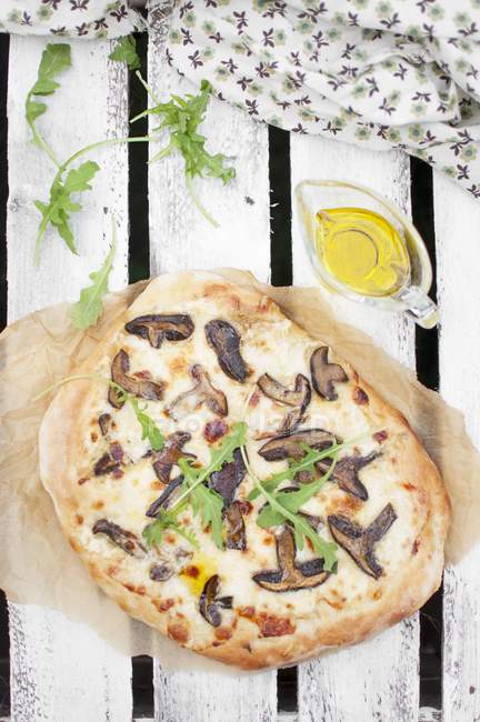 Pizza bianca con setas silvestres - foto de stock