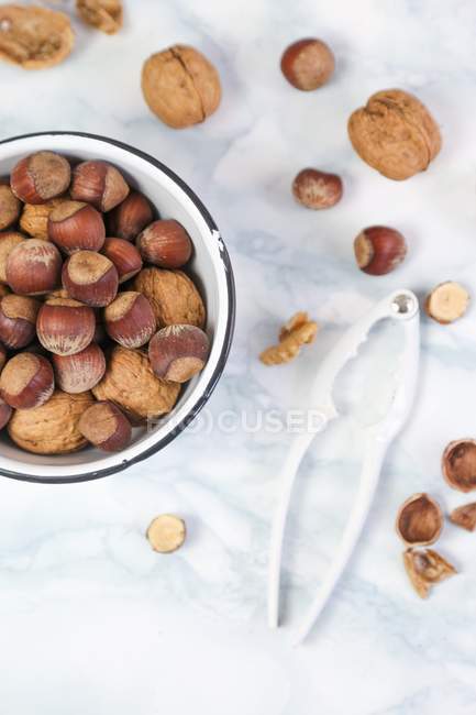 Walnuts and hazelnuts in bowl — Stock Photo
