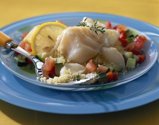Fisch Couscous mit Gemüse serviert — Stockfoto