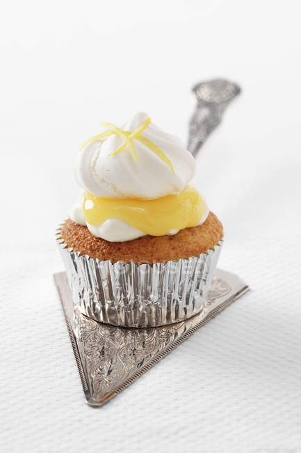 Lemon meringue cupcake with lemon curd — Stock Photo