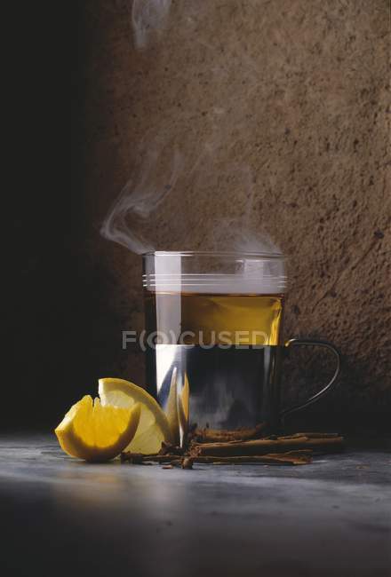 Чашка чаю зі скибочками лимона — стокове фото