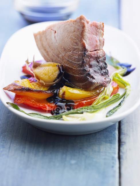 Closeup view of tuna piece with peppers and balsamic caramel — Stock Photo
