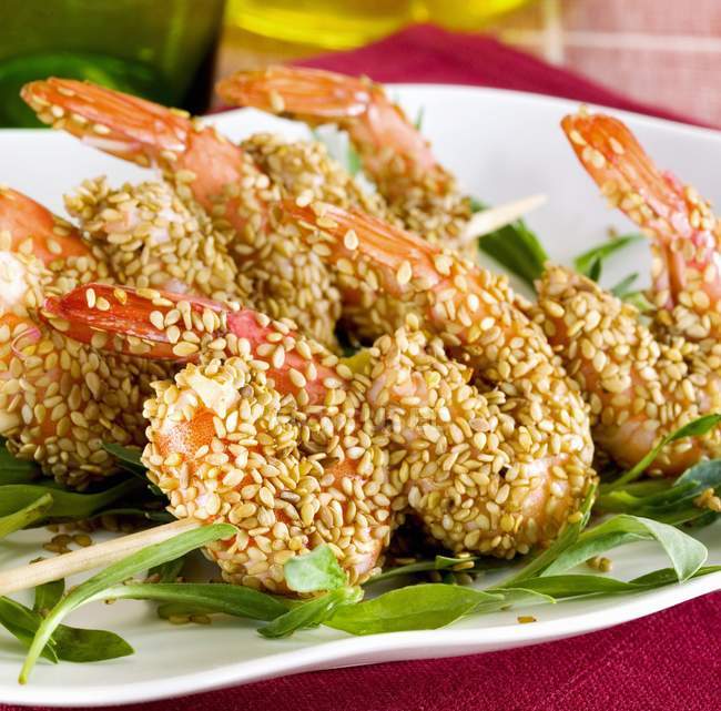 Shrimp and sesame brochettes — Stock Photo