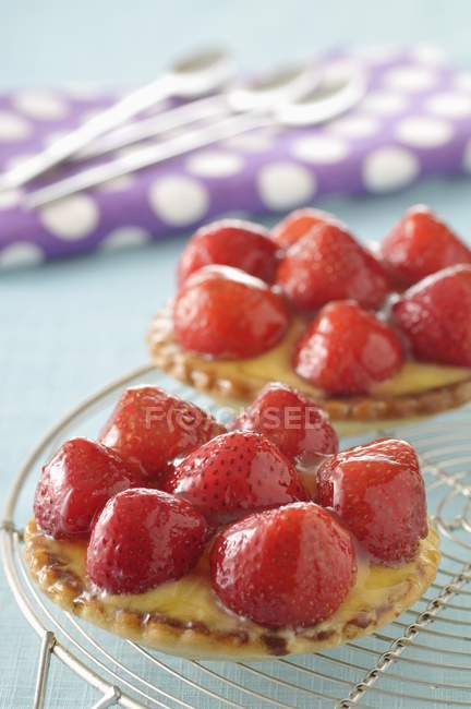 Baked Strawberry tartlets — Stock Photo