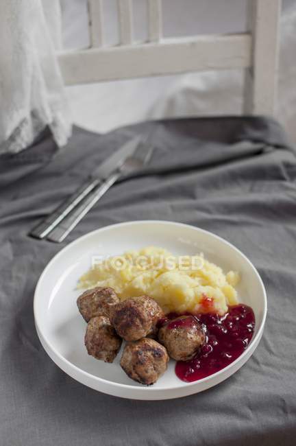 Traditional meatballs with potatoes — Stock Photo