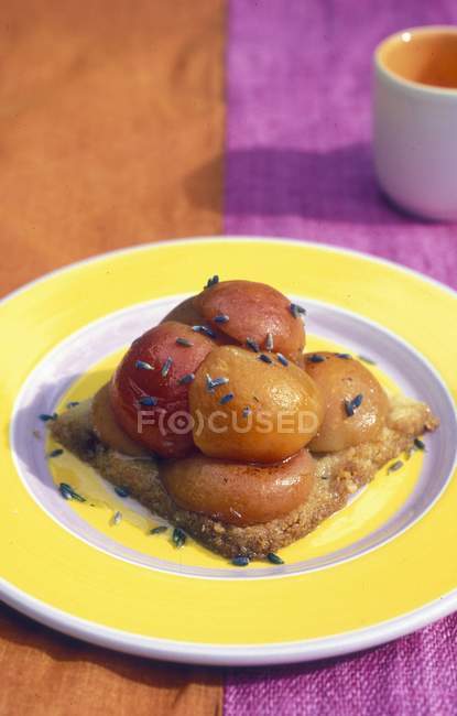 Vista close-up de tarte de damasco Provençal com lavanda na placa — Fotografia de Stock