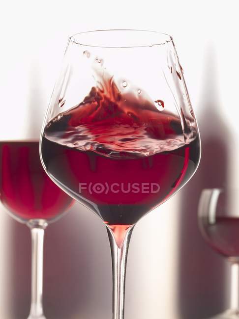 Червоне вино в окулярах — стокове фото