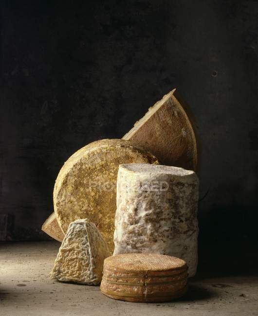 Асорті сирів над дерев'яними — стокове фото