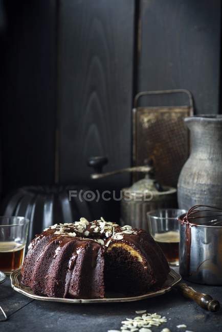 Vista de primer plano de chocolate Baba con bebidas y utensilios de cocina - foto de stock