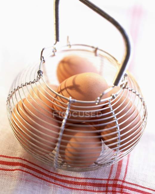 Cesta metálica de huevos frescos - foto de stock