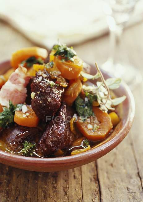 Рагу из бекона и моркови — стоковое фото