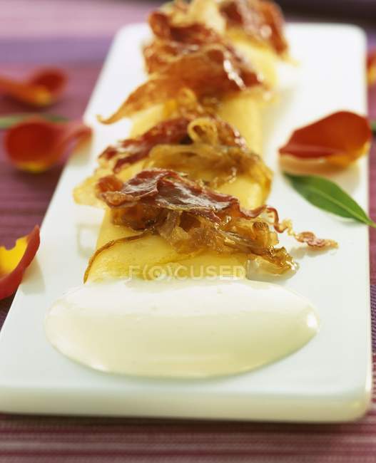 Omelette con verdure su piatto bianco — Foto stock