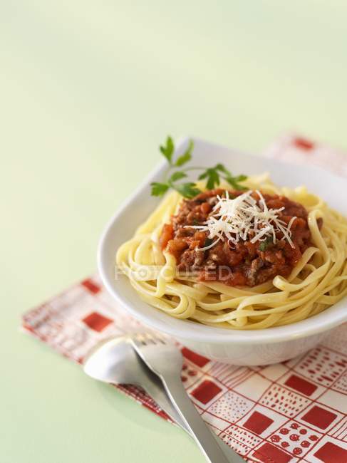 Linguine bolognese pasta with grated cheese — Stock Photo