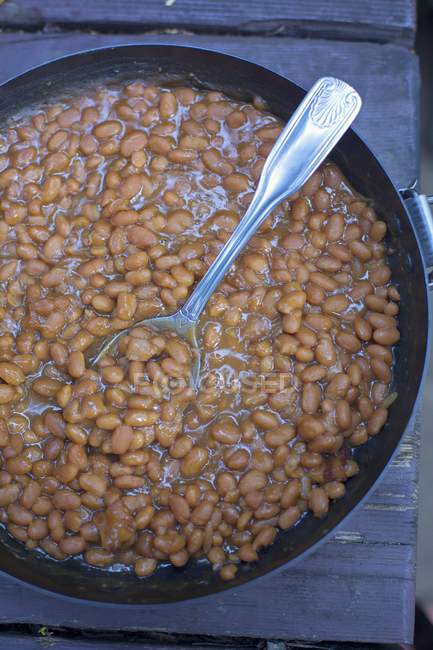Baked beans in  pan — Stock Photo