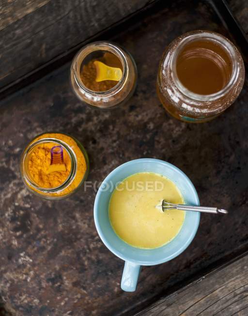 Latte d'oro in tazza — Foto stock