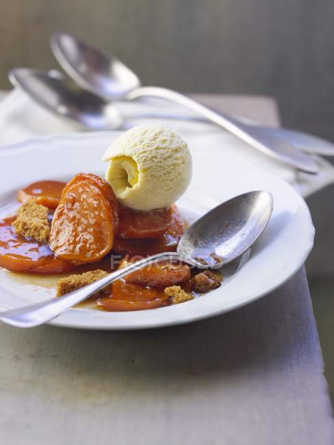 Süßkartoffeln Confit mit Ahornsirup auf weißem Teller mit Löffel — Stockfoto