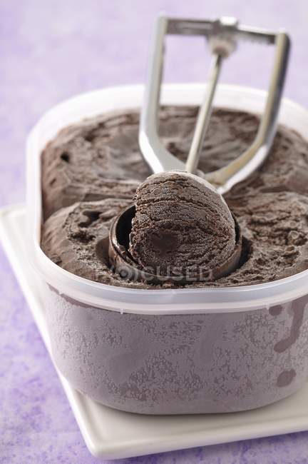 Punnet de crème glacée au chocolat — Photo de stock