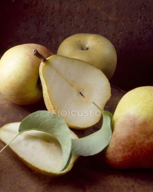 Birnen und Äpfel auf Holz — Stockfoto