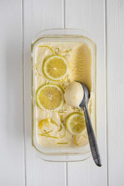 Домашнее лимонное мороженое — стоковое фото