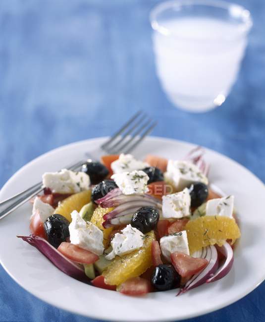 Feta avec salade d'olives orange et noires — Photo de stock