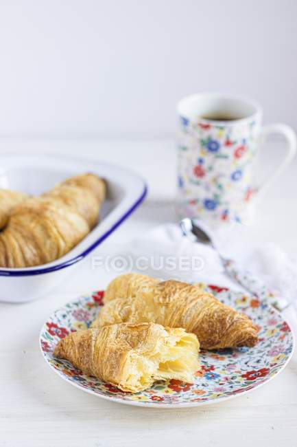 Croissant freschi su piatti — Foto stock