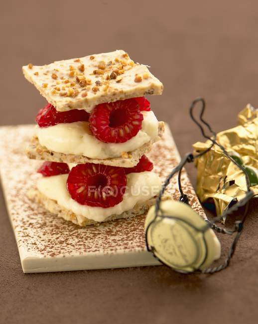 Closeup view of raspberries in crunchy Mille-feuille cake — Stock Photo