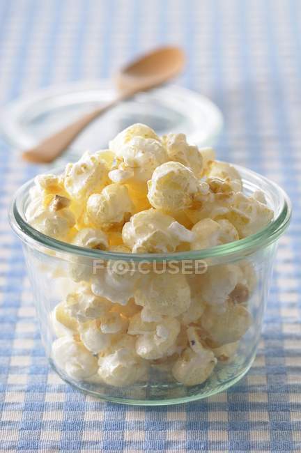 Popcorn in glass dish — Stock Photo