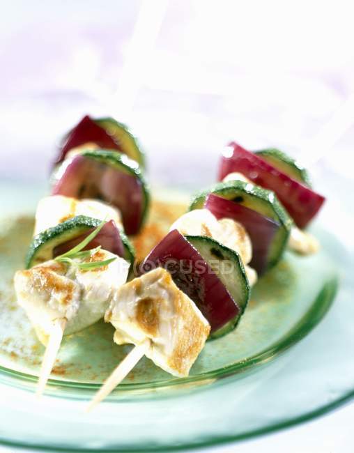 Chicken and vegetable skewers — Stock Photo