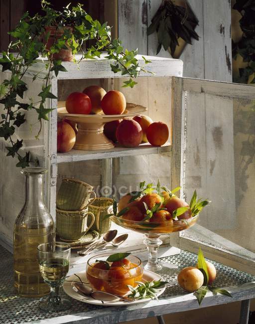 Персики і абрикосовий сироп — стокове фото