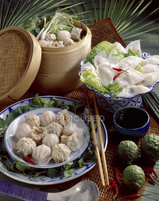 Китайские блюда на столе — стоковое фото