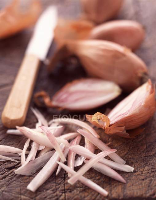 Chopped shallots with knife — Stock Photo