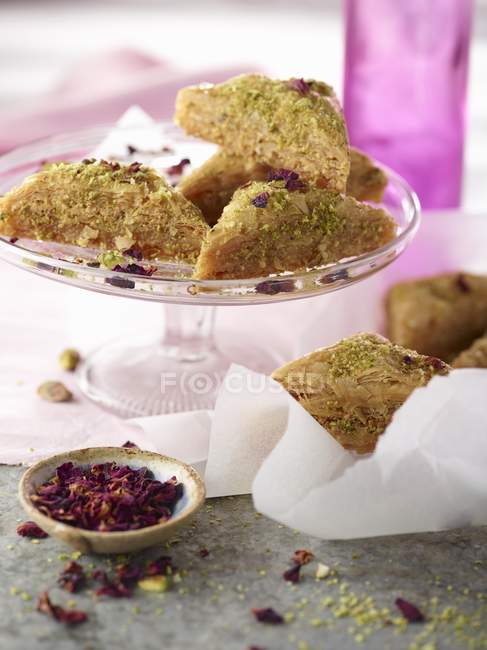 Baklava de pistacho con pétalos de rosa - foto de stock