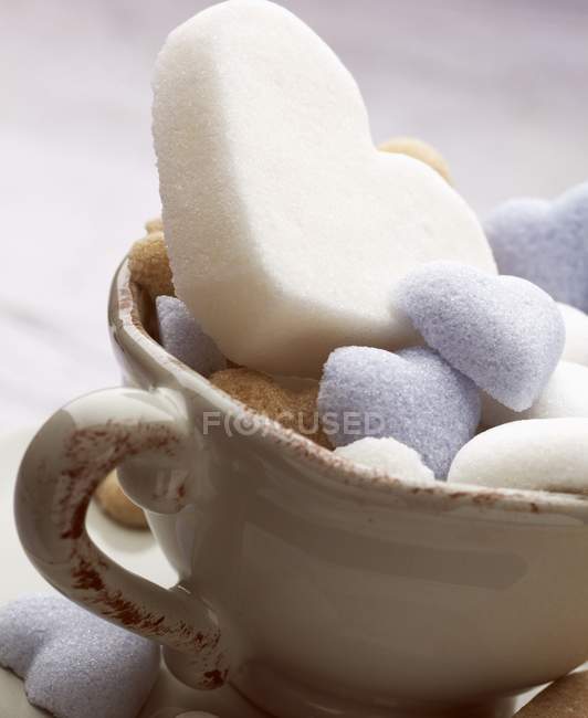 Vista close-up de pedaços de açúcar em forma de coração — Fotografia de Stock