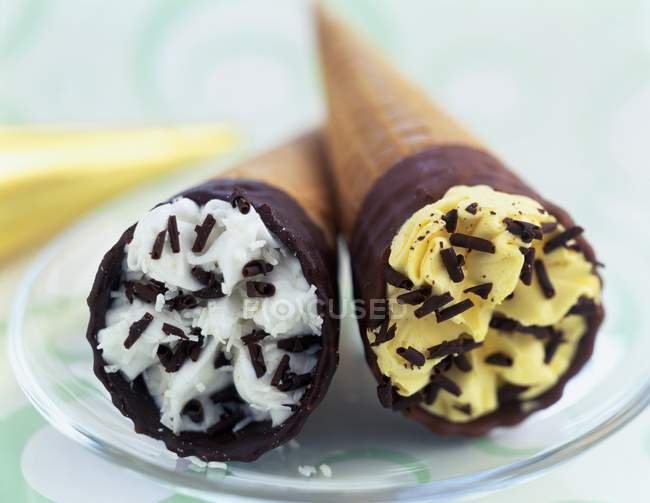 Glace à la vanille cône et crème glacée à la noix de coco — Photo de stock