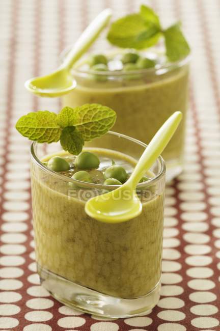 Gazpacho de ervilha e hortelã em óculos — Fotografia de Stock
