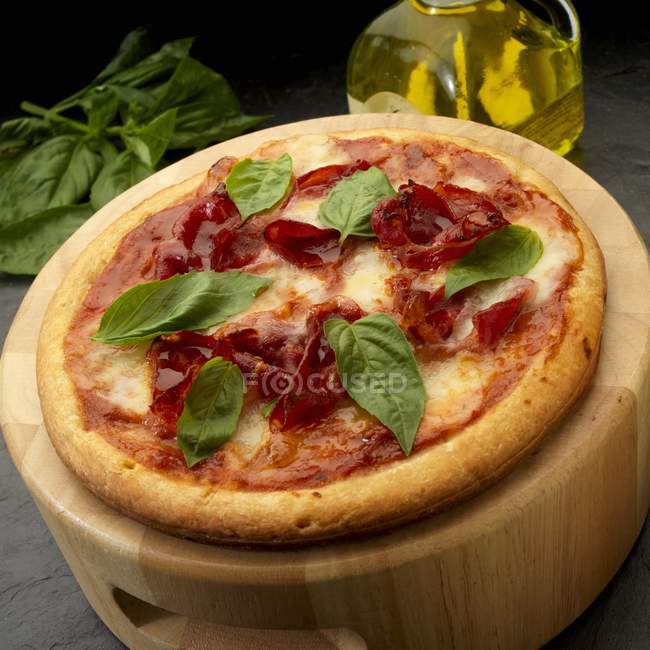 Pizza fatiada com molho de tomate — Fotografia de Stock