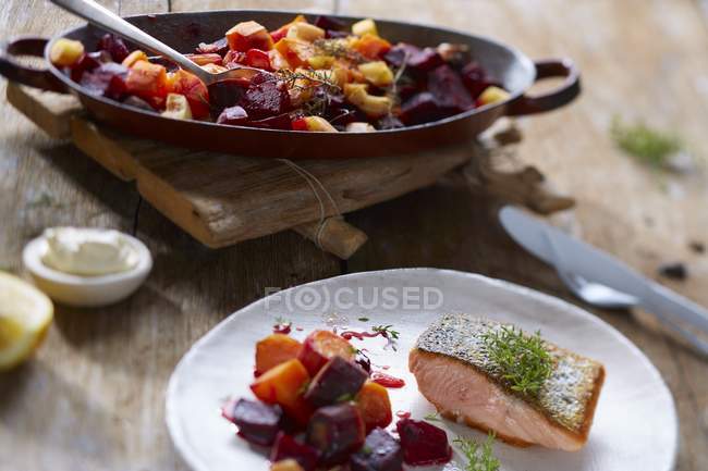 Salmone con verdure fritte — Foto stock