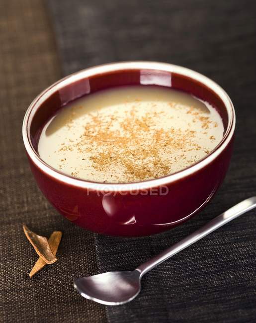 Vue rapprochée de la soupe aux pommes, vanille et cannelle — Photo de stock