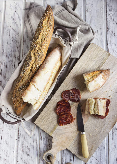 Sandwich mit Chorizo auf dem Tisch — Stockfoto