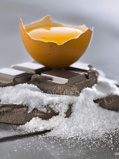 Chocolate com ovo e açúcar — Fotografia de Stock