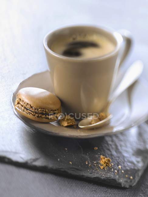 Еспресо з кавовими макарунами — стокове фото