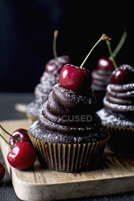 Cupcake al cioccolato con ciliegie — Foto stock