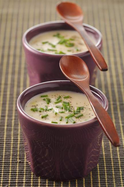 Crema di zuppa di cavolfiore con erba cipollina — Foto stock