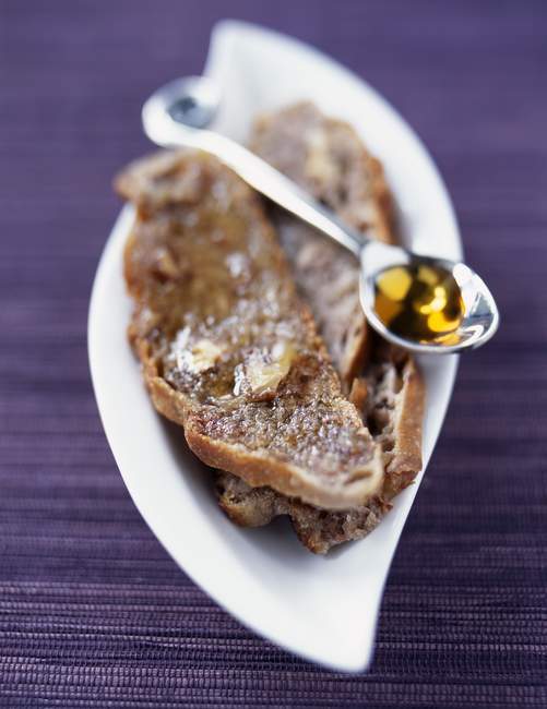 Нарізаний хліб з волоський горіх — стокове фото