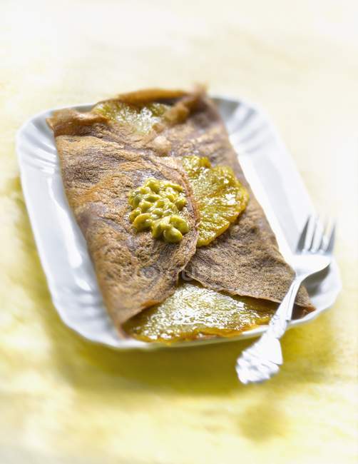 Tortita de chocolate, piña y maracuyá - foto de stock